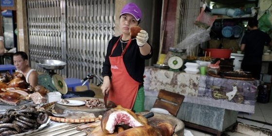 ベトナム・ハノイのある市場で商人が犬肉を売っている様子［写真　ＥＰＡ聯合ニュース］