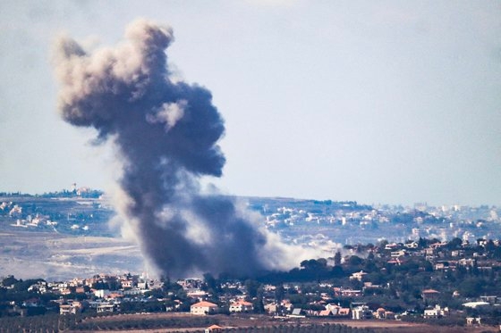  イスラエルの空襲で煙が立ち上るレバノン南部の国境集落　［ＡＦＰ＝聯合ニュース］