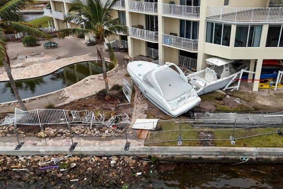 ハリケーンで浜辺に押し寄せられたボート［ＡＰ＝聯合ニュース］