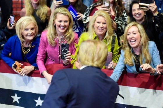 トランプ米国共和党大統領候補を熱心に支持する女性有権者たち。［写真　ＡＰ＝聯合ニュース］