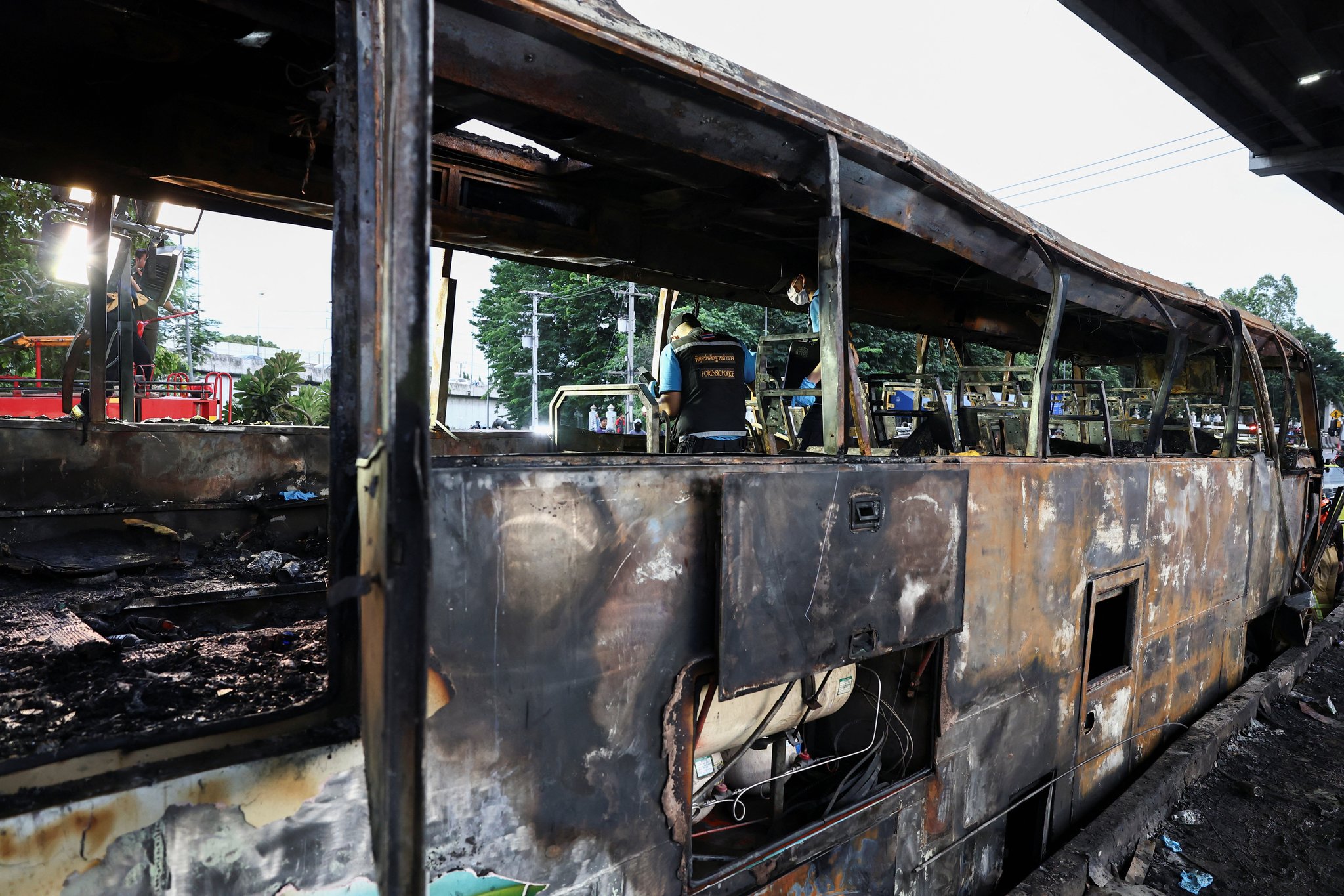 高速道路で火災が起こり２３人が死亡した修学旅行バスの様子。［写真　ロイター＝聯合ニュース］