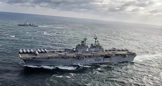 米海軍の４万トン級の強襲揚陸艦「ボクサー」（前）が２日、慶尚北道浦項（ポハン）沖で実施された韓米連合訓練に参加した。　［写真　海軍］