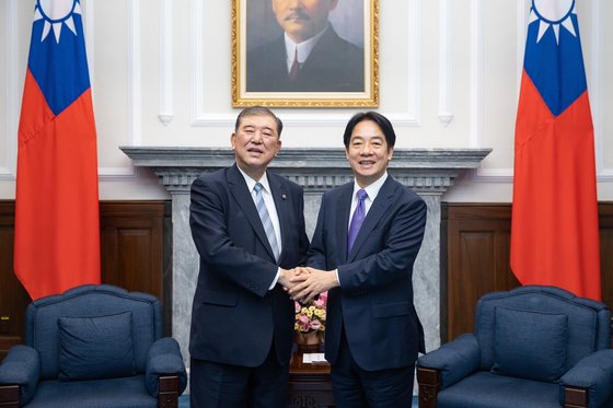 ８月１３日、握手を交わす石破茂議員（左）と頼清徳台湾総統　［写真　台湾総統府］