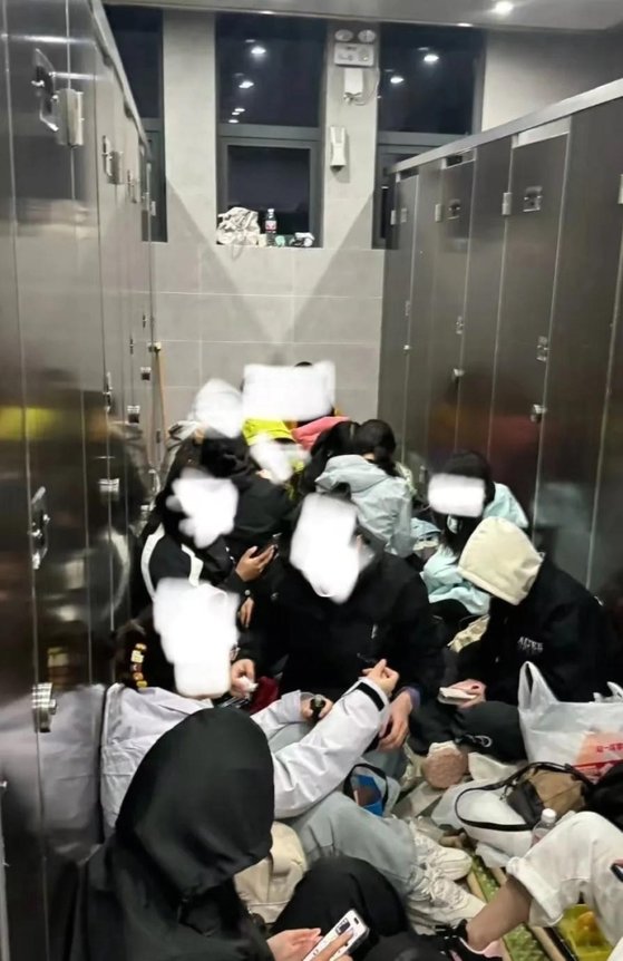 観光地黄山のトイレで夜明かしする中国人女性観光客。［写真　聯合ニュース］