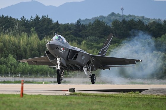 ２０２２年７月１９日、慶尚南道泗川（サチョン）で初飛行に成功したＫＦ－２１試製１号機。当時３４分間、約４００キロを飛行した。　［写真　防衛事業庁］