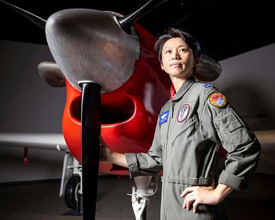 女性軍人で初めてＫＦ２１試験飛行操縦士に選抜されたチョン・ダジョン空軍少領が戦争記念館でＫＴ１基本訓練機を見ている。チェ・ヨンジェ記者