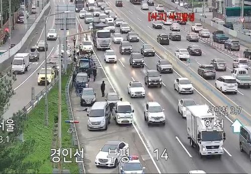 京仁（キョンイン）高速道路逆走事故現場の様子。［写真　高速道路監視カメラ　画面キャプチャー］