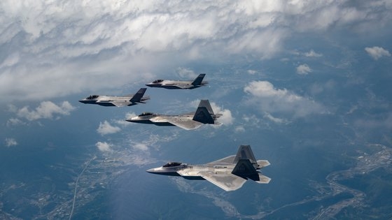 ５月、韓半島中部地域の上空で韓米空軍が第５世代戦闘機間の連合訓練を実施した。　［写真　空軍］