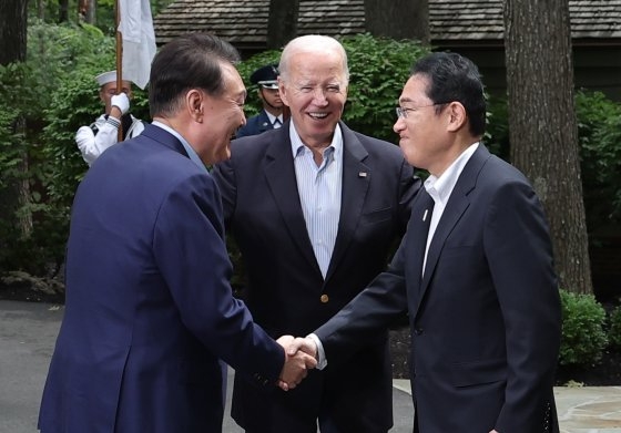 昨年８月、韓国の尹錫悦（ユン・ソクヨル）大統領と米国のジョー・バイデン米統領、日本の岸田文雄首相が米国メリーランド州に位置する米国大統領別荘キャンプデービッドで３国首脳会議のために会った様子。［写真　韓国大統領室］