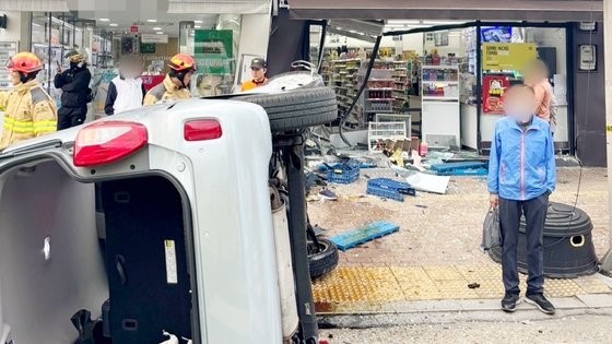 軽自動車が突っ込んで破損したコンビニ事故現場。［写真　聯合ニュース］
