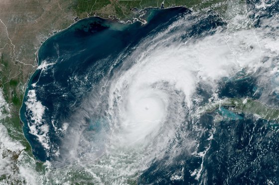 ８日（現地時間）、衛星で見たハリケーン「ミルトン」の様子。［写真　ＣＩＲＡ／ＮＯＡＡ］