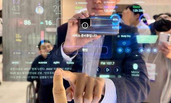 ソウル市が開催したスマートライフウィークのソウル住宅都市公社（ＳＨ公社）ブースに登場したスマートミラー。中央日報記者がテストしたが主要機能がアクティブになっておらずエラーメッセージもたびたび表示された。ムン・ヒチョル記者