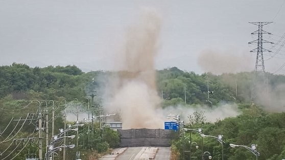 北朝鮮が１５日、京義（キョンウィ）線・東海（トンヘ）線南北連結道路の軍事境界線（ＭＤＬ）北側一部区間を爆破した。この日、韓国軍の監視カメラに捕えられた京義線道路の爆破場面。［写真　韓国合同参謀本部］