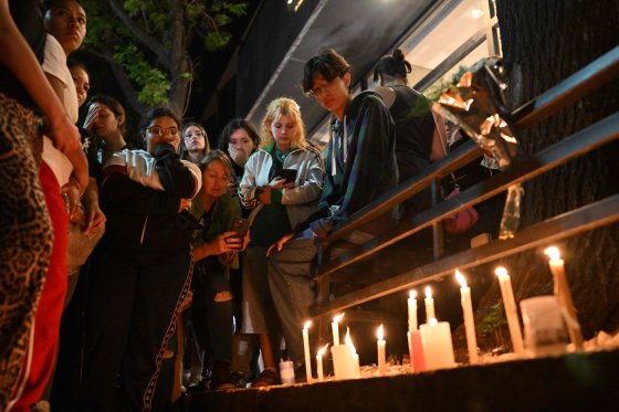 リアム・ペインさんが亡くなったホテルの前で追悼するファンたち。［写真　ＡＦＰ＝聯合ニュース］