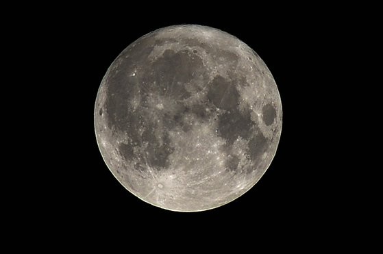 ８月２日夜、今年に入って最も大きな十五夜の月である「スーパームーン」が大田（テジョン）上空に煌々と輝いている。［写真　フリーランサー　キム・ソンテ］