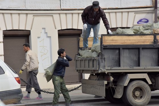 ウラジオストク市内で住宅リフォーム作業をする北朝鮮勤労者　［写真　カン・ドンワン東亜大教授］