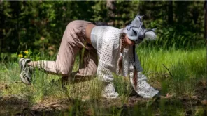 ロシアの青少年の間で四足動物のように行動する、いわゆる「クアドロービング」（Ｑｕａｄｒｏｂｉｎｇ）が流行している中、下院（国家ドゥーマ）がこれを統制する法案をつくると乗り出した。［写真　Ｘ（旧ツイッター）］ ​