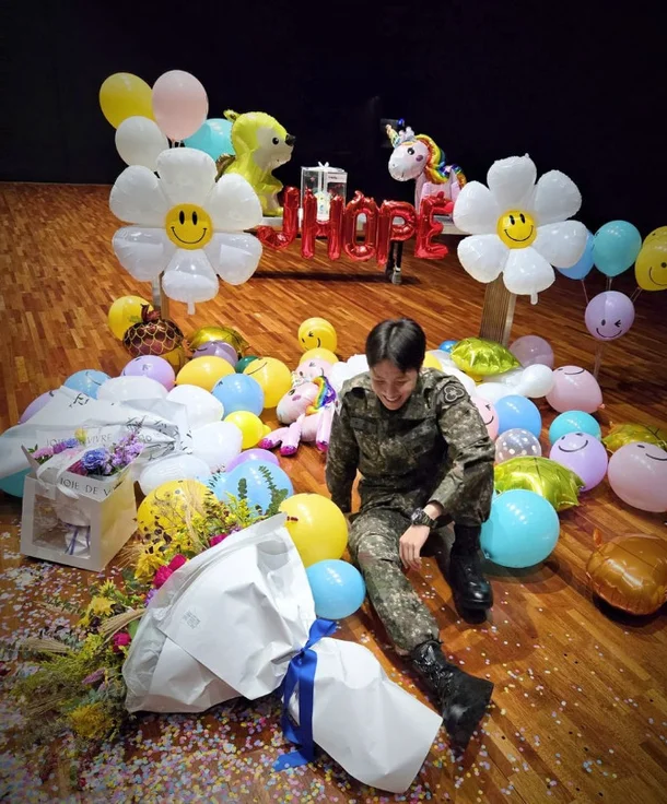 転役祝賀パーティーで笑顔全開のＢＴＳのＪ－ＨＯＰＥ。［写真　Ｊ－ＨＯＰＥ　ＳＮＳ］