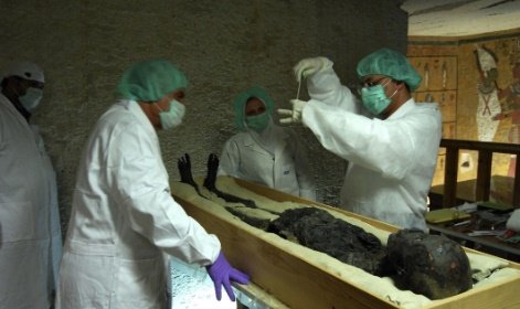エジプトのファラオ・ツタンカーメンのミイラに対する遺伝子検査当時の様子［写真　ＥＰＡ＝聯合ニュース］