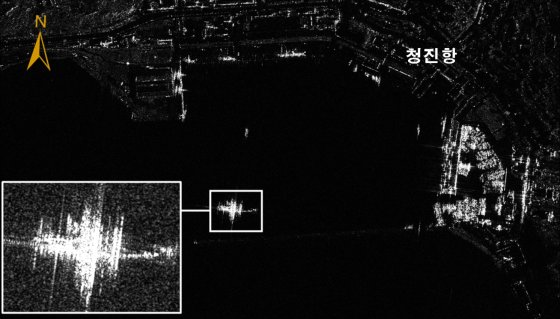 国家情報院は１８日、北朝鮮軍のウクライナ派兵の証拠として衛星写真３枚を公開した。１２日に北朝鮮兵力を輸送するため清津（チョンジン）港に接近するロシア艦艇（左の四角の中）。　［写真　国家情報院］