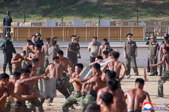 特殊作戦部隊の訓練実態を点検する金正恩委員長。［写真　朝鮮中央通信、聯合ニュース］