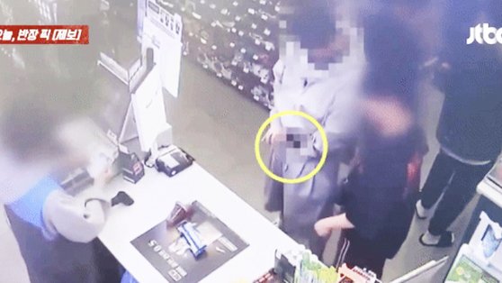 コンビニで重要部位を露出させて迷惑行為に及ぶ男の様子。［写真　ＪＴＢＣキャプチャー］