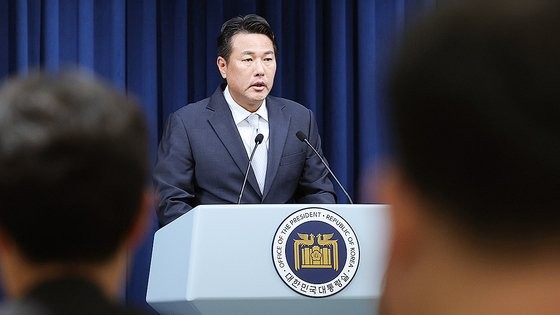 金泰孝（キム・テヒョ）国家安保室第１次長が２２日、ソウル竜山区の大統領室で懸案関連のブリーフィングをしている。　［写真　大統領室写真記者団］