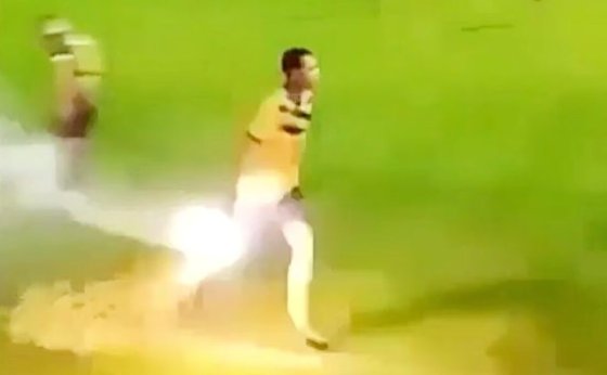 サッカー選手が爆竹を手に持って走り出した瞬間［Ｘ　キャプチャー］