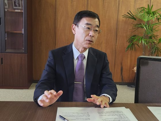 先月１７日、沖縄県琉球大学医学科学長室で医学部長・医学研究科長の筒井正人氏が中央日報のインタビューに応じている。［写真　沖縄＝イ・フヨン記者］