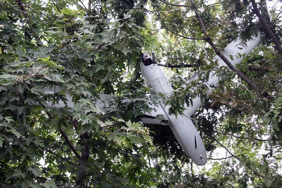  北朝鮮が公開した平壌で発見された無人機の残骸　［朝鮮中央通信＝聯合ニュース］