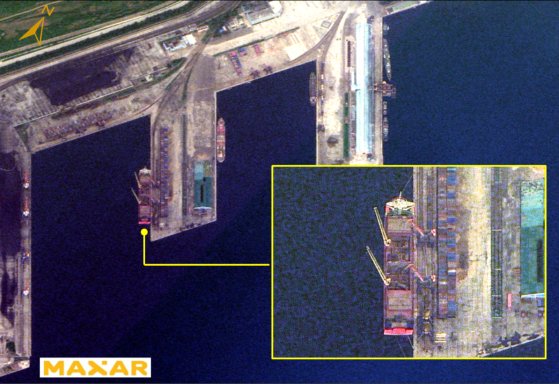 北朝鮮羅津（ナジン）港で北朝鮮製武器を積載している様子が把握されたロシア船舶。衛星で確認された［写真　韓国国家情報院］