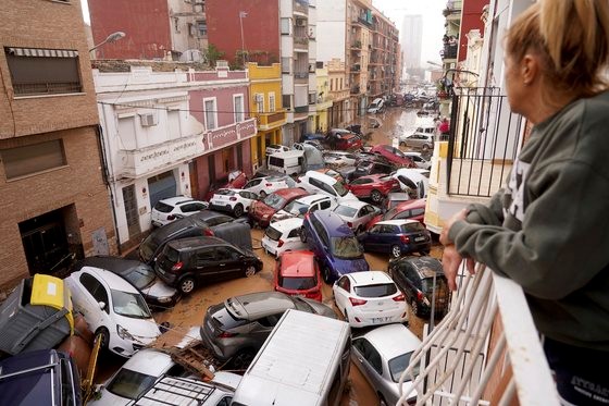 大雨で車が浸水したバレンシアの道路［写真　ＡＰ＝聯合ニュース］