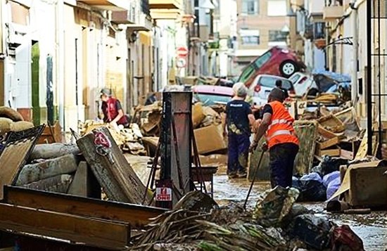 泥で覆われた家財道具を整理している住民。［写真　ＡＦＰ＝聯合ニュース］