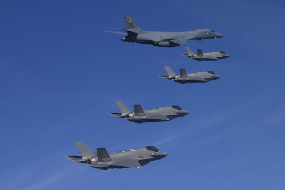米空軍のＢ－１Ｂ戦略爆撃機　［合同参謀本部提供］