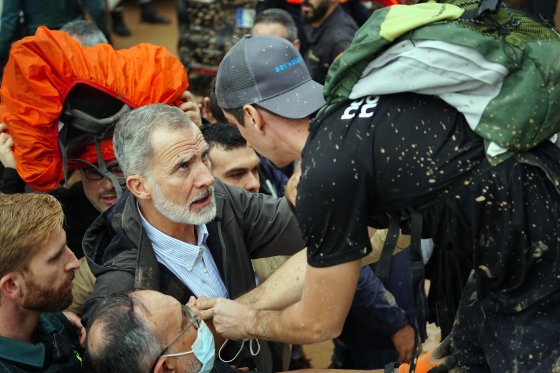 市民と言葉を交わしているスペイン国王。［写真　ＡＦＰ＝聯合ニュース］