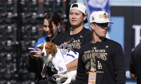  妻・愛犬と一緒にＬＡドジャース優勝パレードに参加した大谷翔平（真ん中）　［ＡＰ＝聯合ニュース］