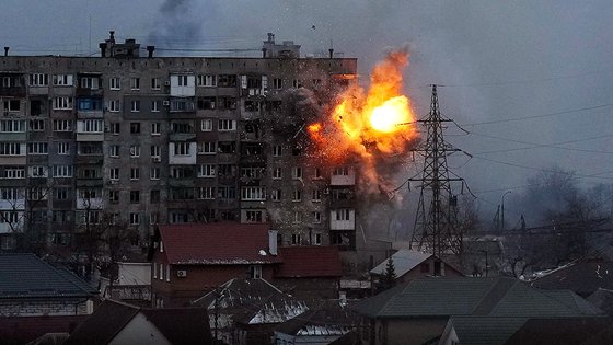 ロシア軍の砲弾が住居地域のアパート・病院などに落ちた場面　［写真　スタジオディーエイチエル］