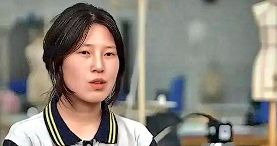 中国を熱狂させた数学天才少女の姜萍さん　［香港明報　キャプチャー］