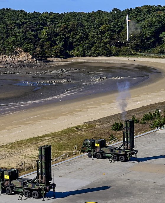 ６日、西海地域で行われた誘導弾迎撃射撃訓練で「天弓II」地対空誘導弾が仮想の標的に向けて発射されている。　［写真　合同参謀本部］