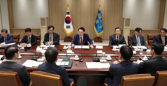韓国の尹錫悦（ユン・ソクヨル）大統領が１０日、ソウル竜山（ヨンサン）大統領室で開かれた「対外条件の変化に伴う緊急経済・安保点検会議」を主宰している。［写真　大統領室写真記者団］