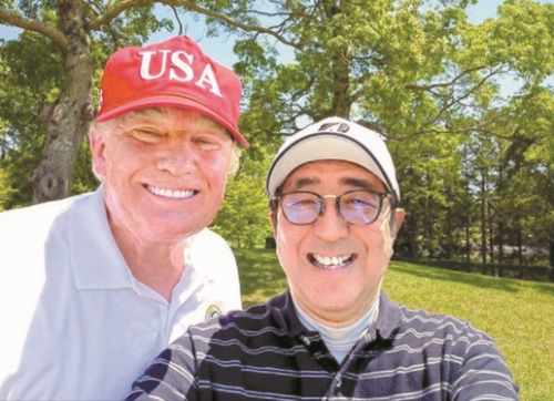 ２０１９年５月、トランプ氏が安倍晋三元首相とのゴルフラウンド中に自分撮り写真を撮影した。（写真＝日本首相官邸ツイッター）