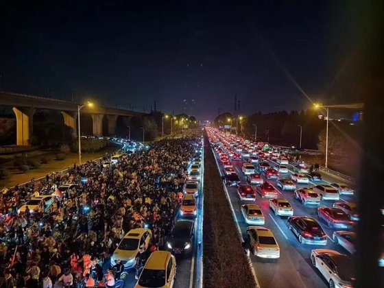 大学生の自転車部隊で埋め尽くされた鄭開大路。［写真　香港星島日報　キャプチャー］