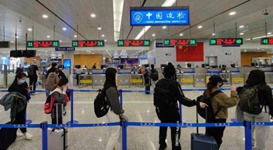 中国の空港出入国審査カウンター