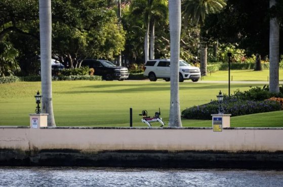  トランプ氏の私邸をパトロールするロボット犬「スポット」。［写真　ＡＦＰ＝聯合ニュース］