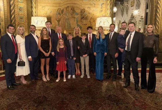 トランプ氏一家の家族写真に登場したマスク氏。［トランプ氏の孫娘のＸ　キャプチャー］