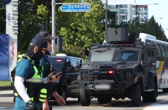 「刃傷沙汰予告の掲示物」現場をパトロールしている警察特攻隊の車両［写真　ニュース１］