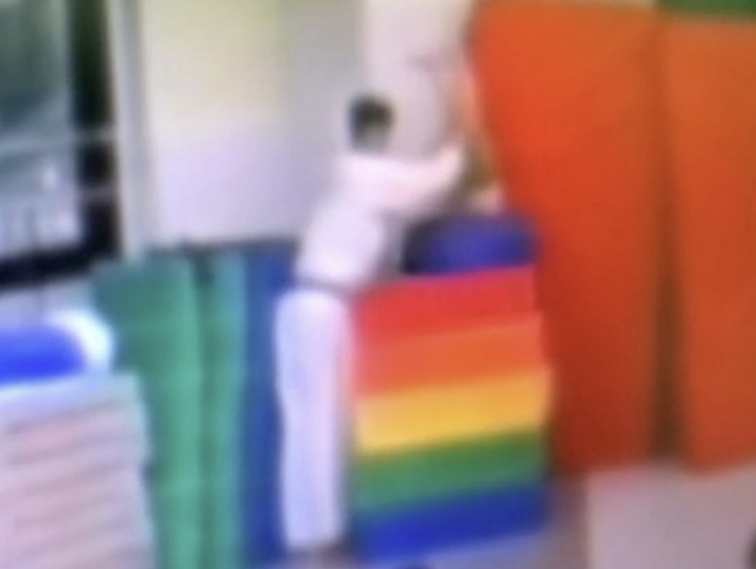 テコンドー館長が被害児童Ｃくんを虐待する様子。［写真　ＪＴＢＣキャプチャー］