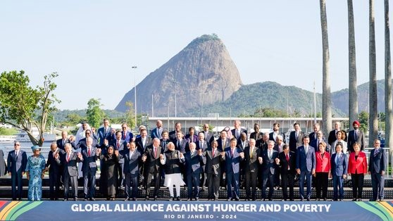 韓国の尹錫悦（ユン・ソクヨル）大統領（中央の列左から８人目）が１８日（現地時間）、ブラジル・リオデジャネイロ現代美術館で開かれた第１９回主要２０カ国・地域（Ｇ２０）首脳会議（サミット）に出席して「グローバル飢餓・貧困撲滅連合発足」に参加したＧ２０）各国首脳、国際機構首長と共に記念撮影に臨んでいる。［写真　Ｇ２０事務局］