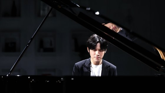 フランス音盤専門雑誌「ディアパソン」の「今年のディアパソン・ドール（Ｄｉａｐａｓｏｎ　ｄ＇Ｏｒ）」賞で「若手アーティスト」部門を受賞したピアニストのイム・ユンチャン。キム・ソンリョン記者