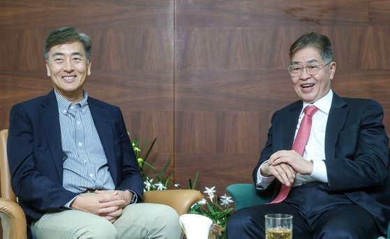 大成グループの金英薫会長(右)とデューク大学のキム・ジョンサン教授が15日にソウルで量子コンピュータの産業現況と韓国の役割などを主題に対談している。キム・ソンリョン記者